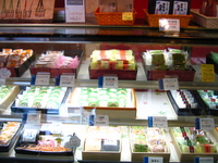 茶句庭 ながの店内ショーケース