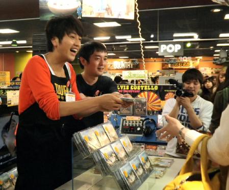 北川悠仁 岩沢厚治 ゆずが大阪のレコード店で1日アルバイト