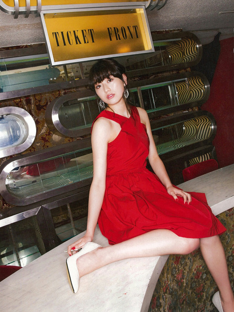 真っ赤なドレスをセクシーに着こなす守屋茜の画像