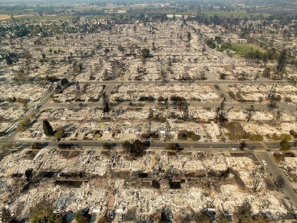 カリフォルニア史上最悪の山火事  住宅街全焼失のドローン映像