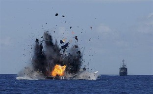インドネシア、違法操業をした中国漁船を見せしめに爆破！