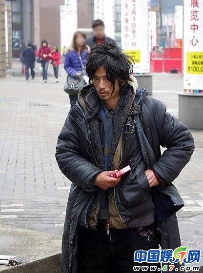 イケメンなのにホームレスの人が中国に ...