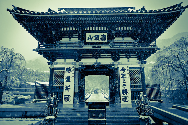 雪景色の山門