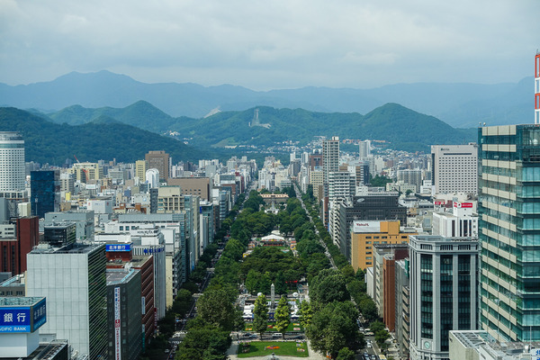 テレビ塔から大通公園と大倉山ジャンプ台を望む