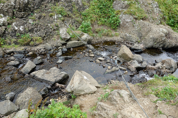 ロープにつかまって渡る沢