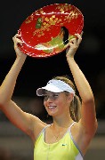 初優勝 優勝杯を掲げるロシアの妖精 シャラポア