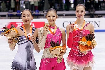 GPファイナル最終日、銀メダルに輝いた浅田真央(左)。