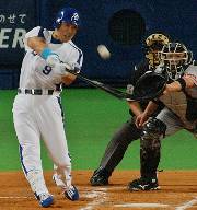 中日対巨人 中日・井上が3ランを放つ