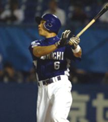 3回表、井端が左翼へ先制2ランを放つ=神宮
