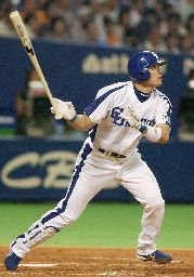 中日対ヤクルト 5回裏、中日1死一、三塁、福留が右中間に21号3ランホーマーを放つ ナゴヤドーム