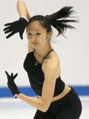 セクシーなへそ出し黒いキャミで練習する安藤美姫