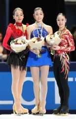 2位の浅田真央、優勝した金妍児、3位の中野友加里(左から)=パリ