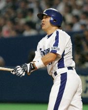 中日対横浜 8回裏、中日無死、谷繁がレフトスタンドに勝ち越しホームランを放つ ナゴヤドーム