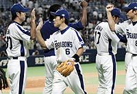 中日対巨人 巨人に連勝し喜ぶ井端ら中日ナイン。左端は3勝目を挙げた石井裕也 ナゴヤドーム