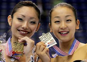 優勝の安藤美姫(左)と3位の浅田真央