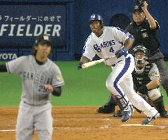 中日対阪神 5回裏、中日2死一、二塁、アレックスが左中間に3ランホーマーを放つ。投手井川 ナゴヤドーム