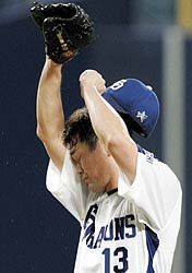 中日対横浜 9回表、横浜2死満塁、種田に走者一掃の三塁打を浴びた中日・岩瀬 ナゴヤドーム