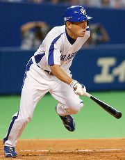中日対阪神 5回裏、ライトへ同点打を放つ中日の大西。 ナゴヤドーム