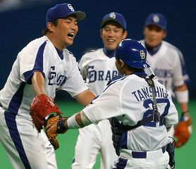 阪神相手にノーヒットノーランを達成し、捕手・谷繁と抱き合う山本昌=ナゴヤドーム
