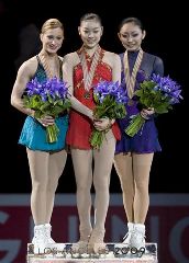 表彰式の銀・ジョアニー・ロシェット、金・金妍児、銅・安藤美姫(左から)=ロサンゼルス