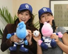 ドラゴンズ開幕戦で始球式をすることになった浅田舞(左)と真央姉妹