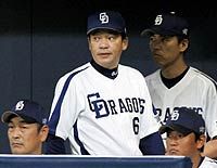中日対横浜 先発川上が横浜にKOされ、厳しい表情で試合を見守る中日・落合監督 ナゴヤドーム