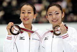 優勝して笑顔を見せる浅田真央(左)と安藤美姫=さいたまスーパーアリーナ