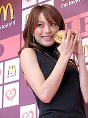 「えびフィレオ」をおいしそうに頬ばろうとするエビちゃんこと蛯原友里