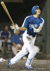 ヤクルト対中日 7回表、中日無死一、三塁、森野が右越えに先制3ランホーマーを放つ いわき