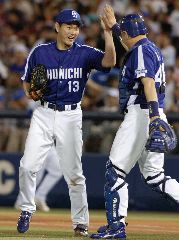2年連続40セーブを達成、小田と喜ぶ岩瀬=横浜