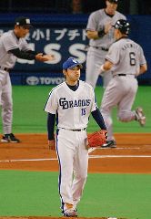 中日対阪神 1回表、阪神の金本(右)に3ランを浴び、口をとがらせる中日先発の朝倉(中央)。 ナゴヤドーム