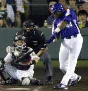 阪神対中日 3回表、中日無死満塁、ウッズが右越えに逆転の満塁ホームラン。捕手矢野 甲子園