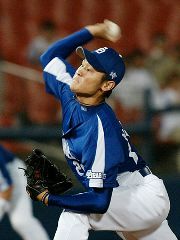 横浜対中日 力投する中日先発の中田。8回途中まで1失点で8勝目を挙げた 横浜スタジアム