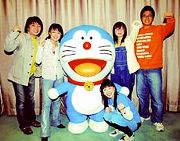 写真:アニメ「ドラえもん」の新声優陣。左から関智一=スネ夫、かかずゆみ=しずか、水田わさび=ドラえもん=手前、大原めぐみ=のび太、木村昴=ジャイアン
