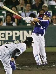 阪神対中日 2回表、中日の森野(右)が先制2ランを放つ 甲子園