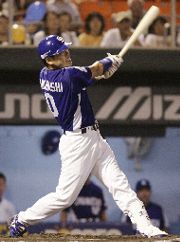 広島対中日 7回表、中日1死一、二塁、代打高橋光信が左越えに3ランホーマーを放つ 広島市民球場