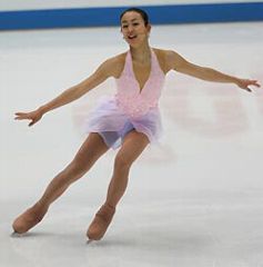 NHK杯SPで首位に立った浅田真央の演技=長野ビッグハット