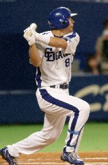 中日対広島 6回裏、中日1死一塁、森野が左翼線にタイムリー三塁打を放つ ナゴヤドーム