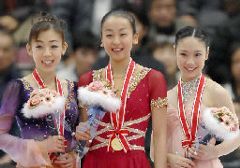 (左から)2位の村主章枝、優勝した浅田真央、3位の中野友加里