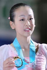 グランプリファイナル女子シングル優勝のメダルを手に微笑む浅田真央