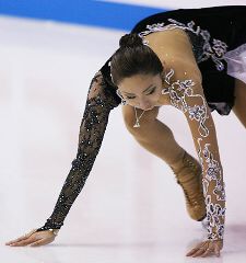 ジャンプで着氷に失敗し、手をつく安藤美姫