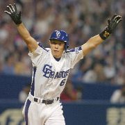 中日対広島 6回裏、中日2死、レフトに勝ち越しの満塁ホームランを放ち万歳をする井端 ナゴヤドーム