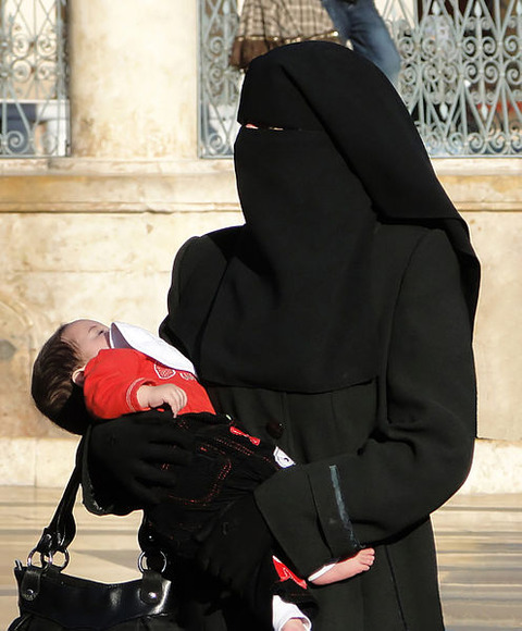 Woman_in_niqab,_Aleppo_(2010)