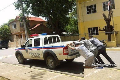 carro-policia-empujado-31924_503350716388904_1961460651_n