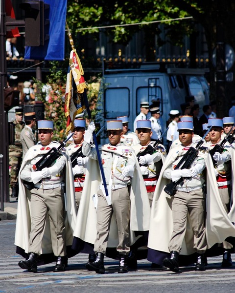 1st_Spahis_standard_guard_Bastille_Day_2008
