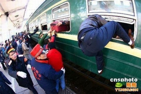 crowded_train_stations_in_china_18