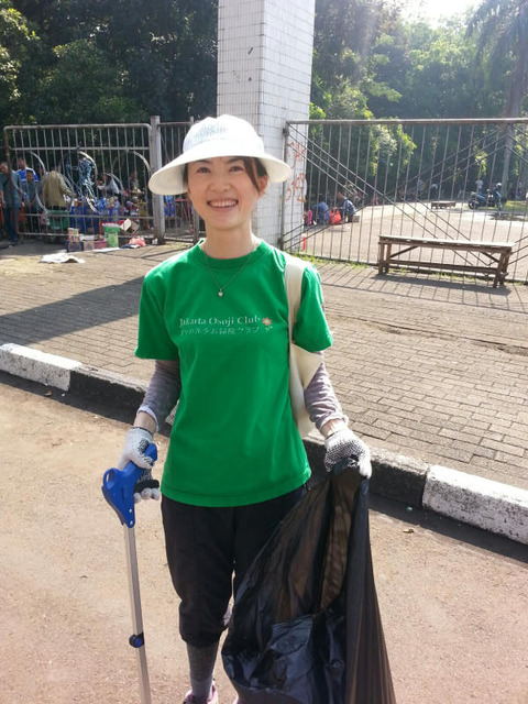 picture-a-japanese-picked-trash-up-at-senayan-jakarta-1