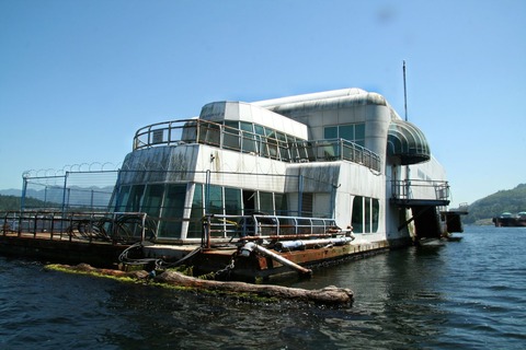 1537px-McBarge_front
