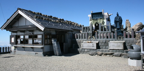 Mount_Ontake_Shinto_shrines_on_peak
