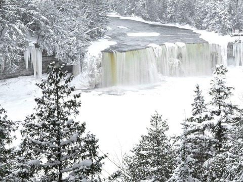 Tahquamenon_Falls_in_Winter_Michigan_1024x768